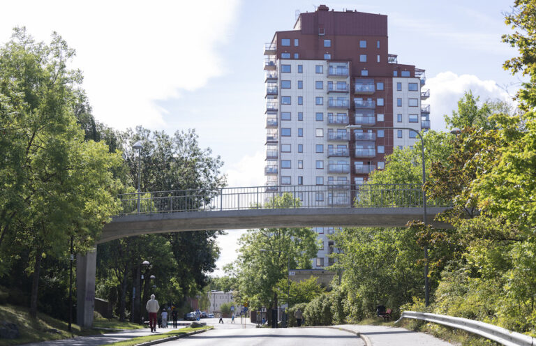 höghus, gångbro och människor, träd