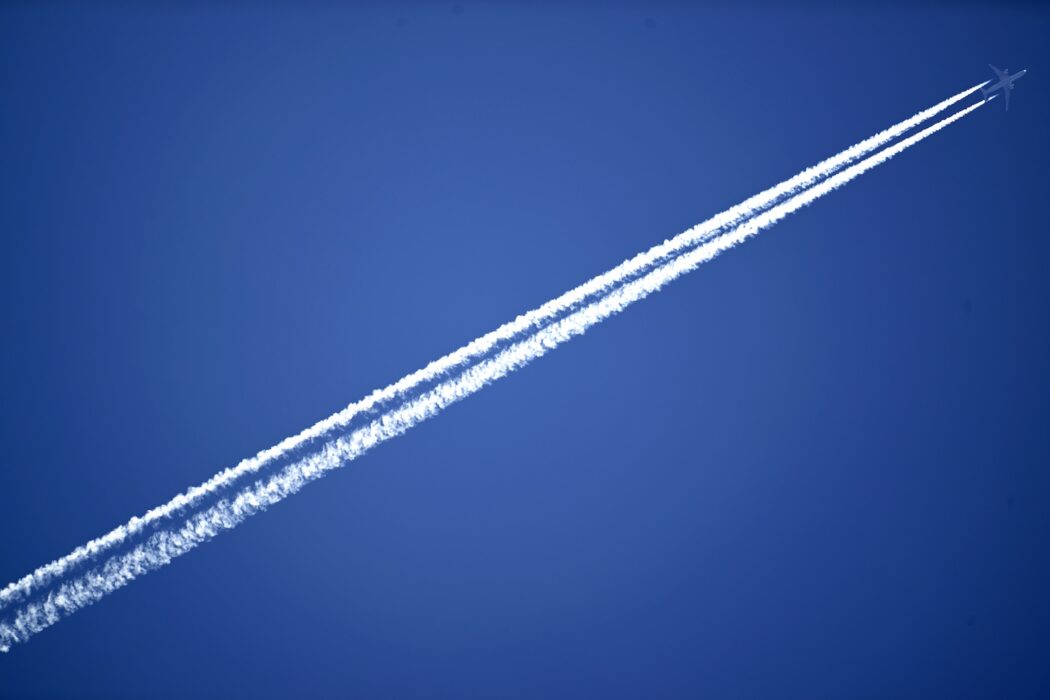 Kondensstrimmor från ett flygplan.