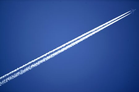 Kondensstrimmor från ett flygplan.