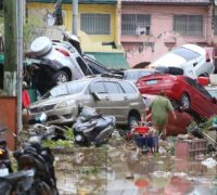 Översvämning i Filipinnerna. Bilar och bråte.