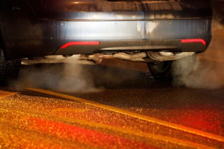 Avgasrör på en bil.