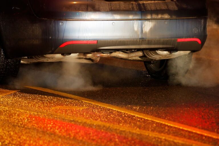 Avgasrör på en bil.