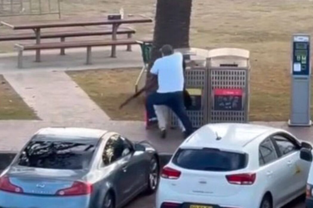 Ahmed al-Ahmed när han brottar ned en gärningsman.