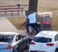 Ahmed al-Ahmed när han brottar ned en gärningsman.