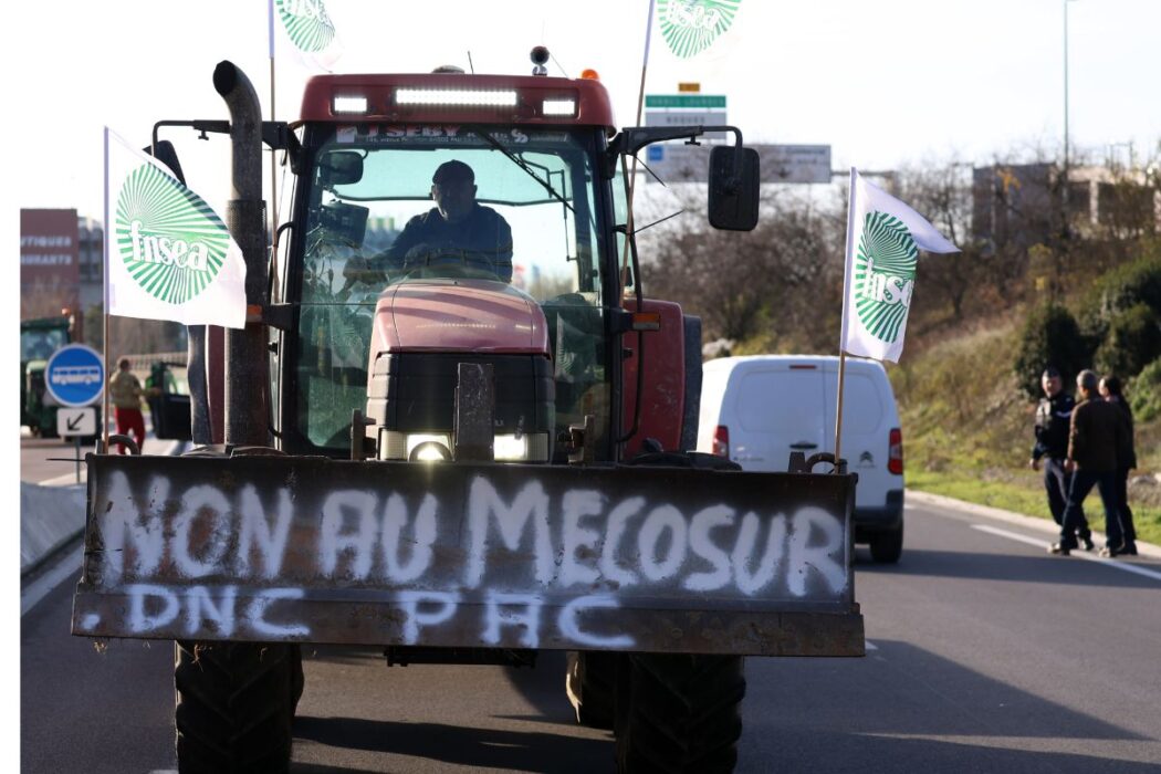 Traktor med plakat mot Mercosur.