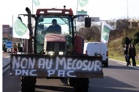 Traktor med plakat mot Mercosur.