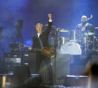 Paul McCartney på scen med näven i luften