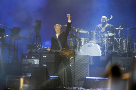 Paul McCartney på scen med näven i luften