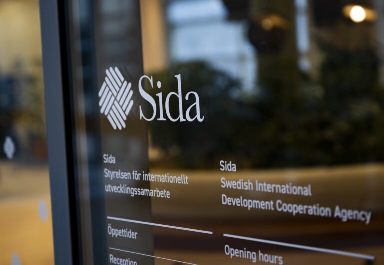 Sidas entre vid huvudkontoret.