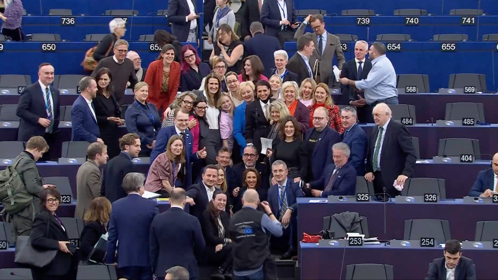 Abir Al-Sahlani (C) i mitten har lett arbetet med lagförslaget som kommer från medborgarinitiativet My voice, my choice som på onsdagen röstades igenom i Europaparlamentet.