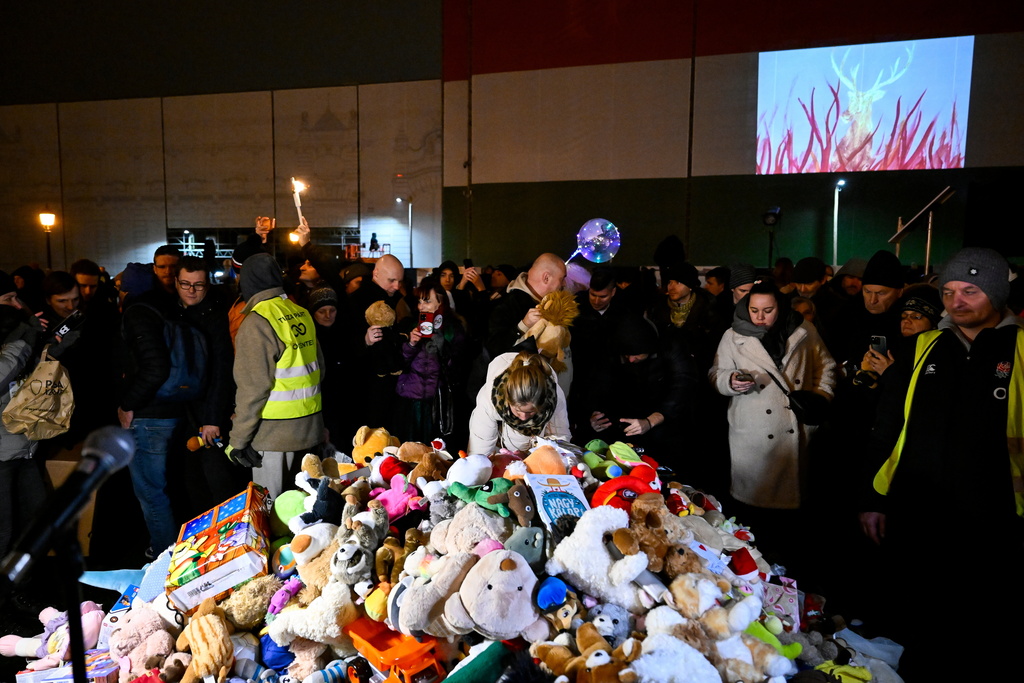 Tusentals demonstranter gick genom staden med banderoller med texten ”Skydda barnen!” och bar mjukisdjur och ficklampor som solidaritet med offren.