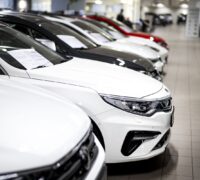 Bilar till försäljning.