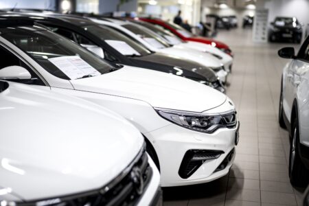 Bilar till försäljning.