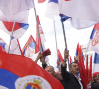 Demonstranter med flaggor.