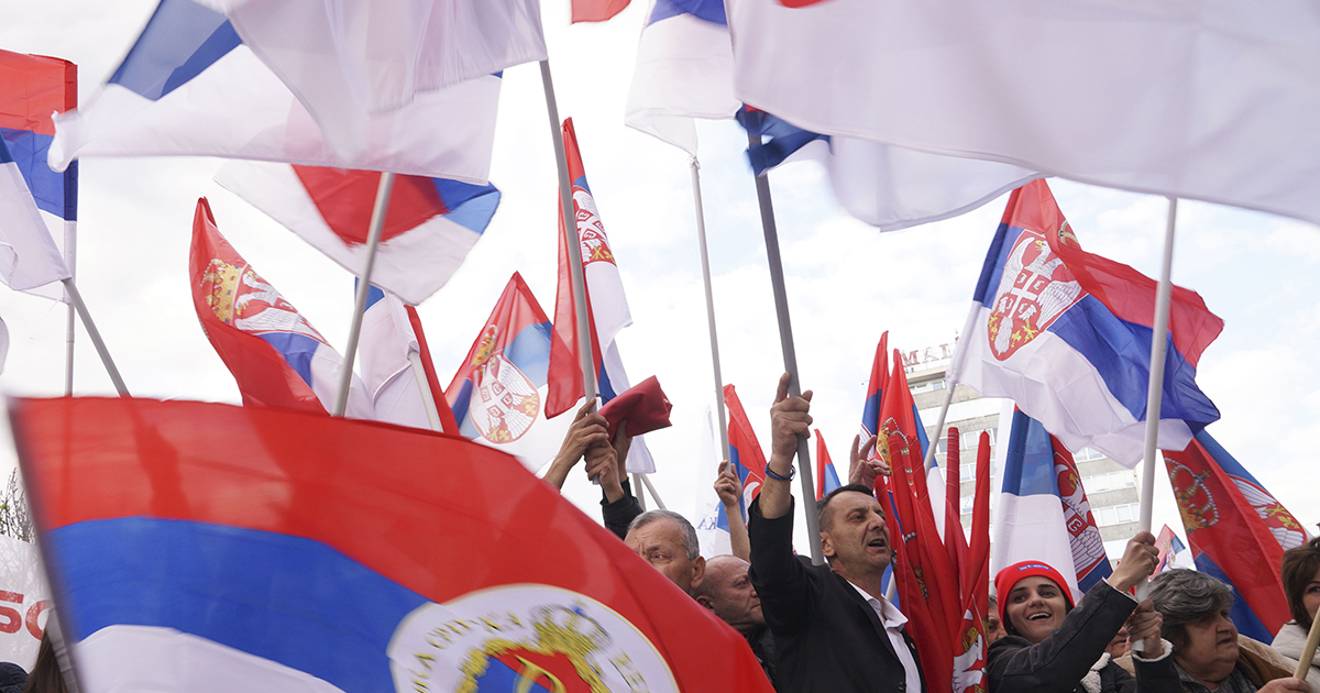 Demonstranter med flaggor.