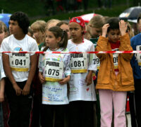 Barn väntar på att starta i minimaraton.