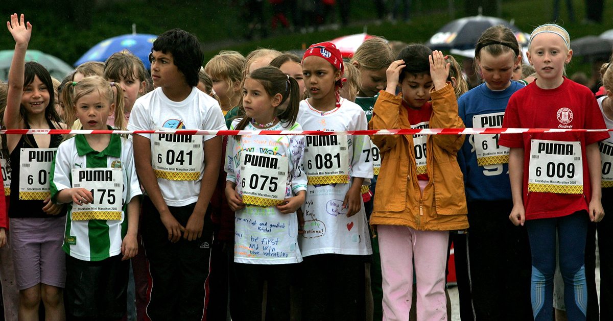 Barn väntar på att starta i minimaraton.