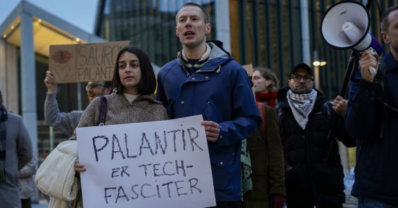 Demonstranter med plakat.