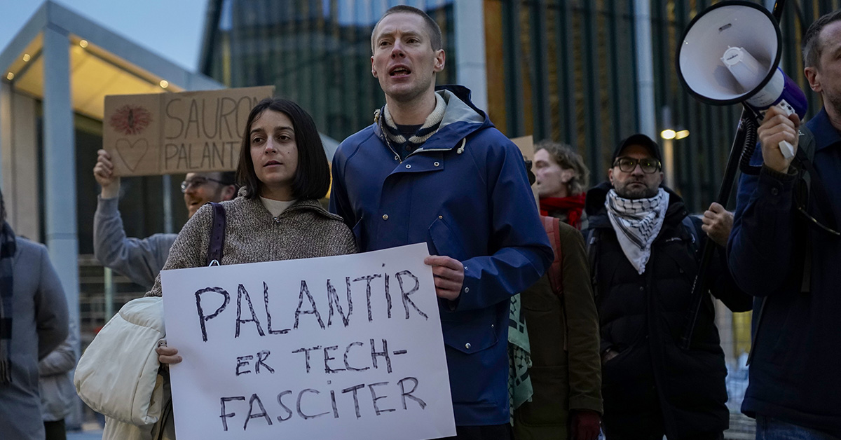 Demonstranter med plakat.