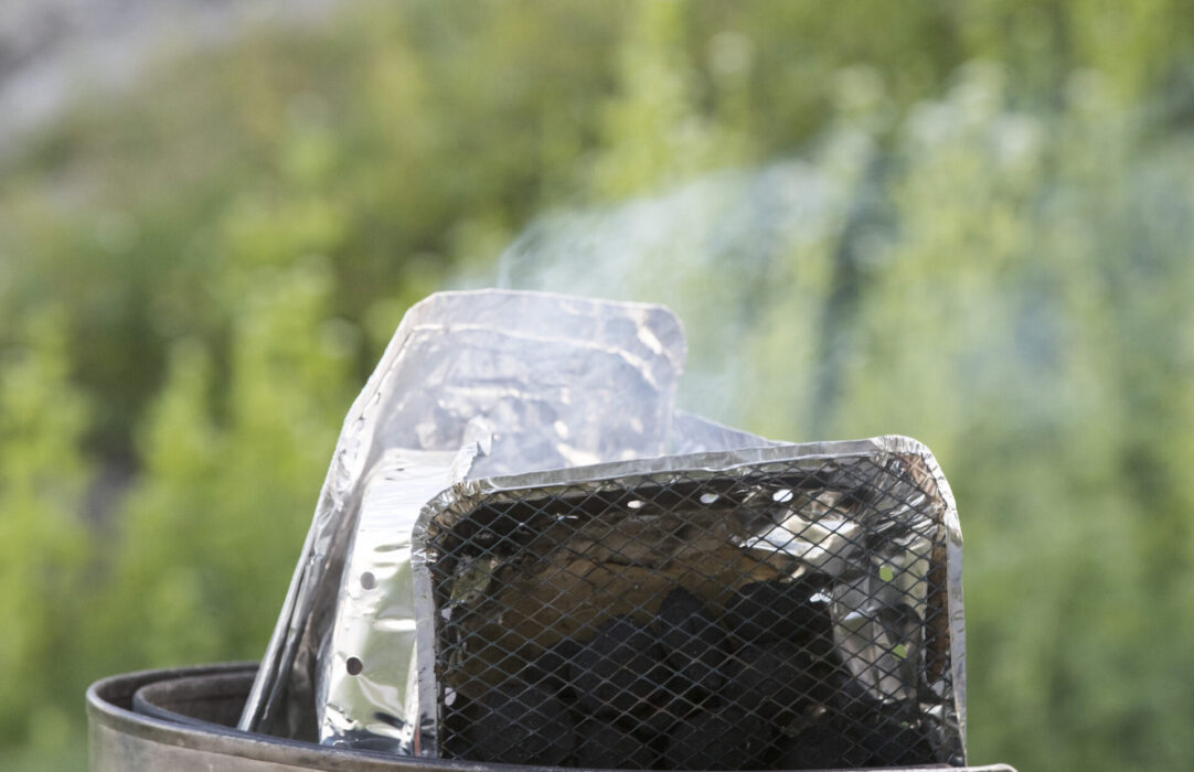 Engångsgrill i soptunna