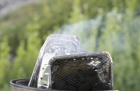 Engångsgrill i soptunna