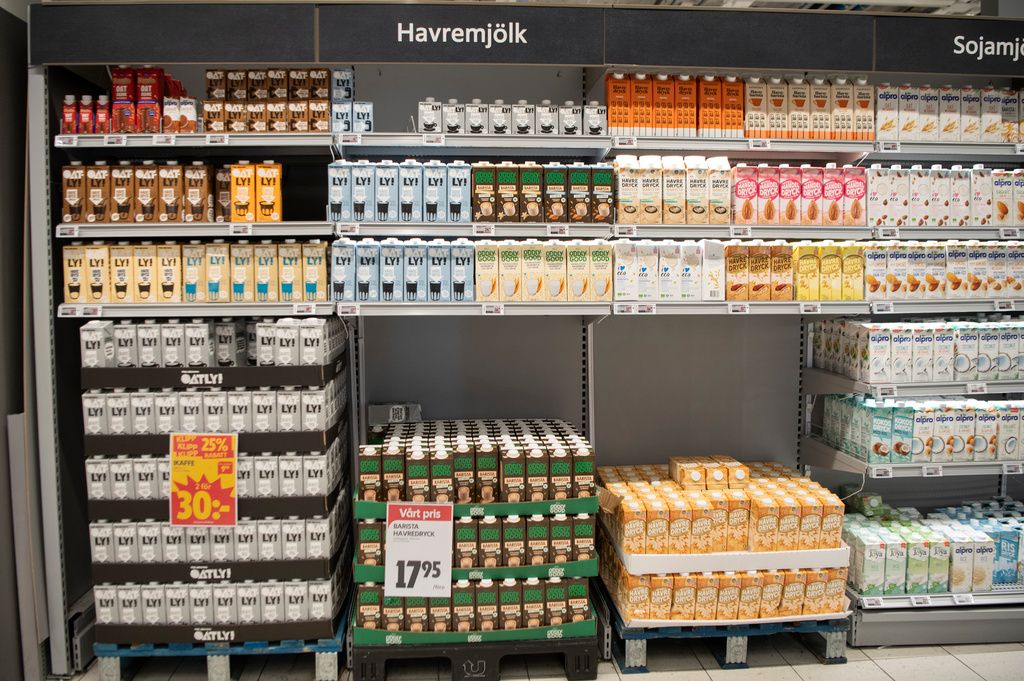 Den brittiska regeringen tillkännagav i veckan att sockerskatten nu även omfattar komjölk och växtbaserade mjölkalternativ, men endast komjölken får räkna bort sitt naturliga socker, laktosen, när skatten beräknas.