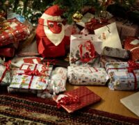 Julklappar under granen.