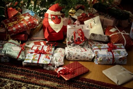 Julklappar under granen.