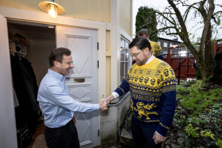 Ulf Kristersson skakar hand med Jimmie Åkesson.