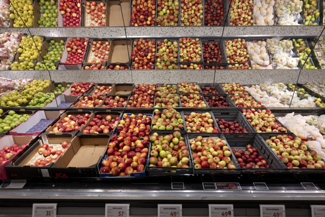 När matpriserna höjdes kraftigt under 2022 och 2023 köpte svenskarna mindre frukt och grönt.