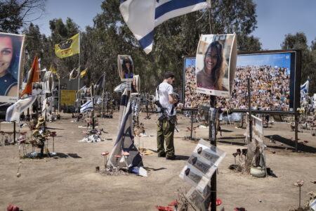 En bild på en minnesplats från terrorattacken den 7 oktober.