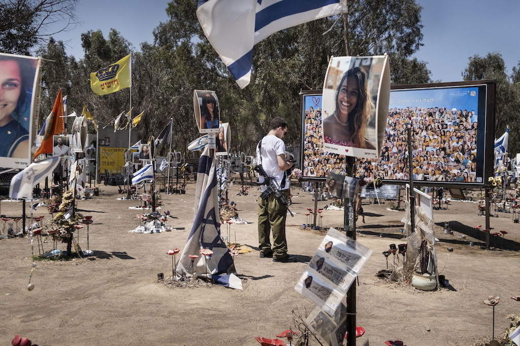 En bild på en minnesplats från terrorattacken den 7 oktober.