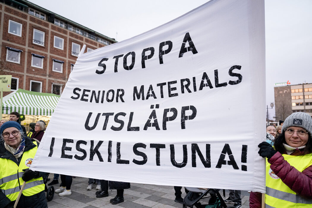 Demonstranter håller upp banderoll med texten Stoppa Senior materials utsläpp i Eskilstuna!