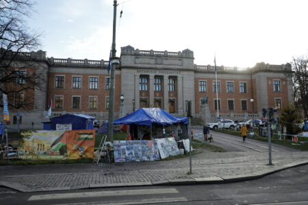 Tältläger utanför Göteborgs universitet.