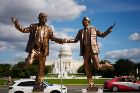 Staty av Trump och Epstein.