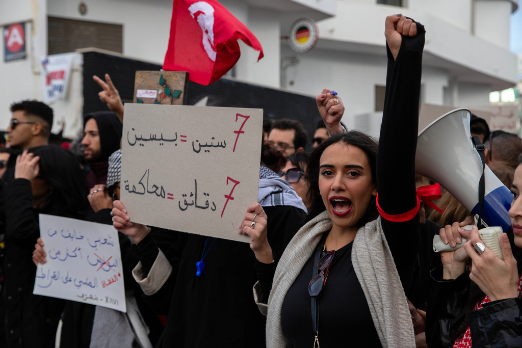 Demonstranter i en protest mot Tunisien-presidenten Kais Saieds styre och som kräver frigivning av politiska fångar i Tunis, Tunisien.