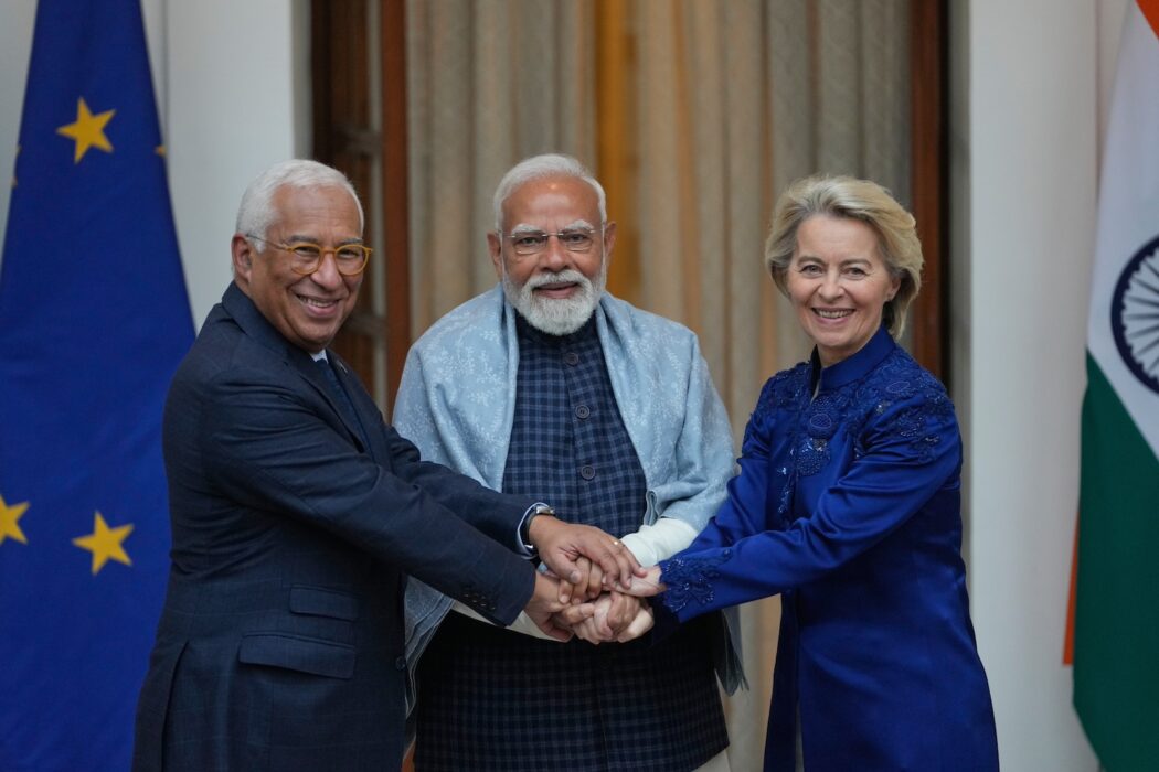 Antonio Costa, Narendra Modi och Ursula von der Leyen skakar hand.