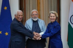 Antonio Costa, Narendra Modi och Ursula von der Leyen skakar hand.