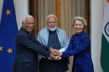 Antonio Costa, Narendra Modi och Ursula von der Leyen skakar hand.