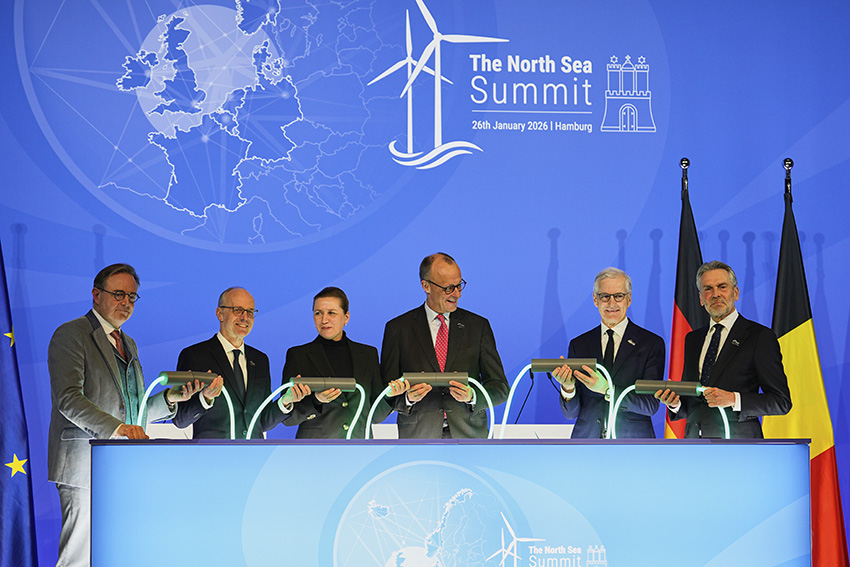Belgiens premiärminister Bart de Wever, Luxemburgs premiärminister Luc Frieden, Danmarks statsminister Mette Frederiksen, Tysklands förbundskansler Friedrich Merz, Norges statsminister Jonas Gahr Støre och Nederländernas premiärminister Dick Schoof håller en ljussymbol under Nordsjötoppmötet i Hamburg, där länderna enades om att stärka samarbetet kring havsbaserad vindkraft och vätgasinfrastruktur.