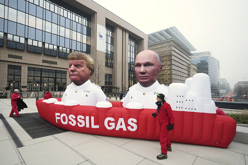 Aktivister från Greenpeace förbereder uppblåsbara figurer föreställande USA:s president Donald Trump och Rysslands president Vladimir Putin under en protest mot Europas beroende av gasimport från USA och Ryssland utanför EU-högkvarteret i Bryssel.