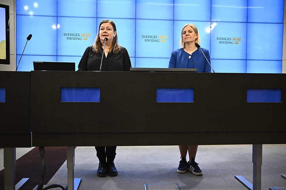 Magdalena Andersson (S) och Kommunals ordförande Malin Ragnegård presenterar Socialdemokraternas förslag vid en pressträff.