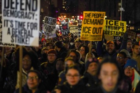 Människor deltar i en protest mot det dödliga skottdramat mot Renee Nicole Good av en federal immigrationspolis i Minneapolis, onsdagen den 7 januari 2026, i New York.
