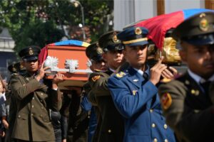 Militärpersonal bär kistorna med soldater som dödades under USA:s tillfångatagande av Venezuelas president Nicolas Maduro och hans fru, under en begravning i Caracas, Venezuela, onsdagen den 7 januari 2026.