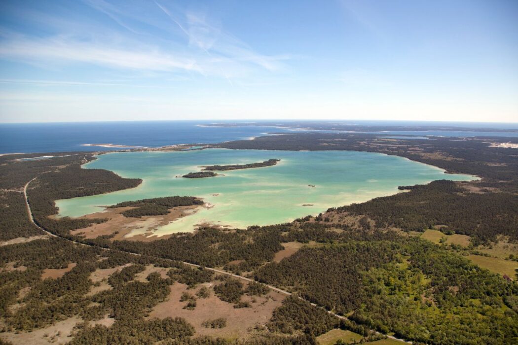 Flygbild över Bästeträsk, Gotland.
