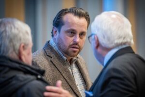 Staffanstorp Christian Sonesson (M) i samspråk med sin advokat Lars Kruse utanför Sal 15 i tingsrätten i Lund.