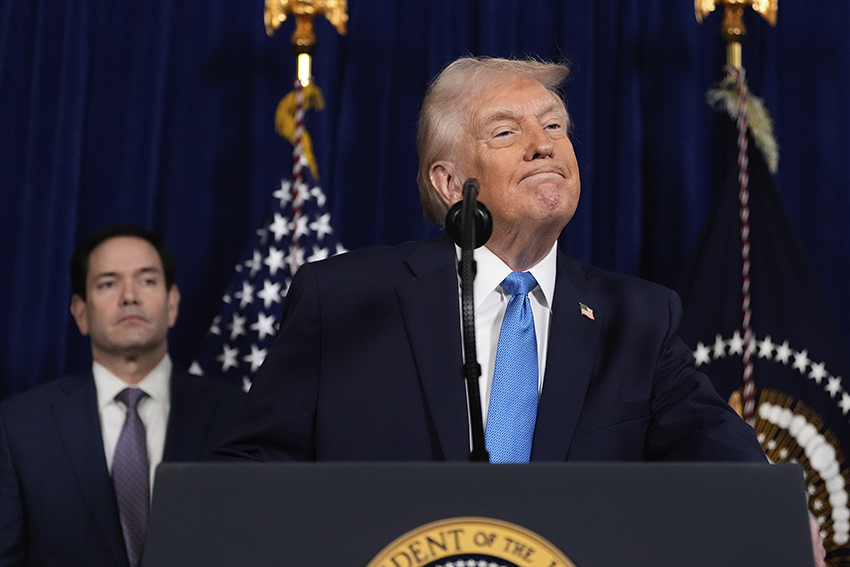 President Donald Trump och utrikesminister Marco Rubio, i bakgrunden, har öppnat för att USA kan vidta militära åtgärder mot Kuba.