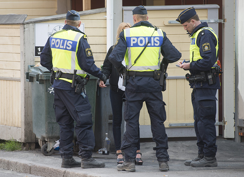 Regeringen föreslår att barn under 15 år lättare ska kunna kroppsvisiteras och att häktningstider för unga förlängs.