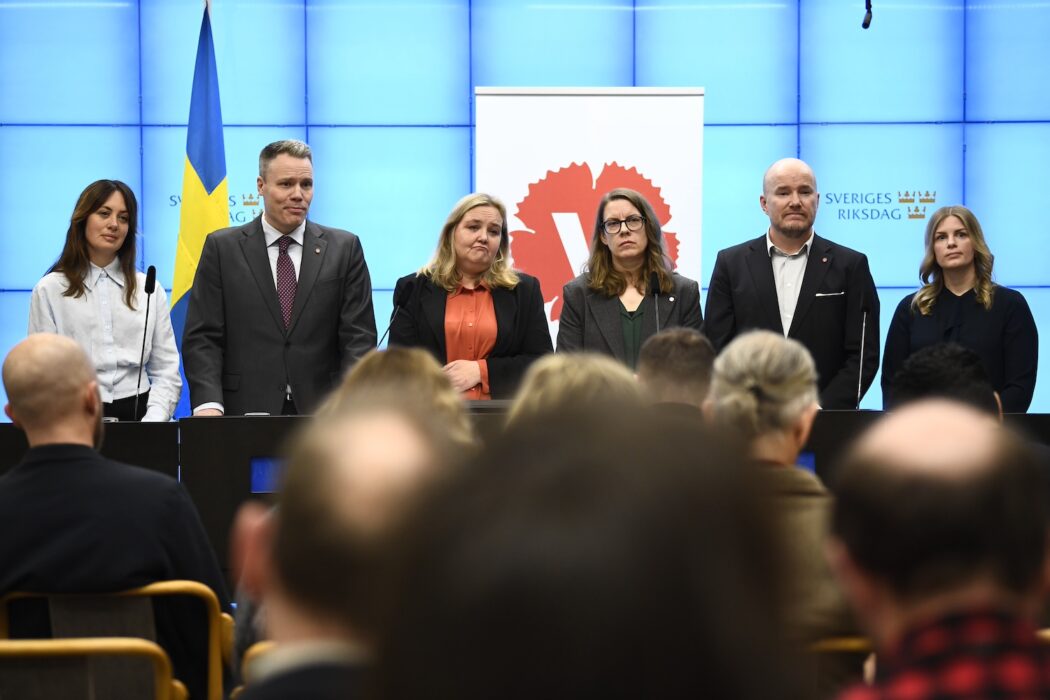 Presskonferens med flera vänsterpartister.