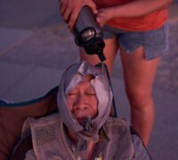 En man får ett svalkande blött tygskynke om huvudet.